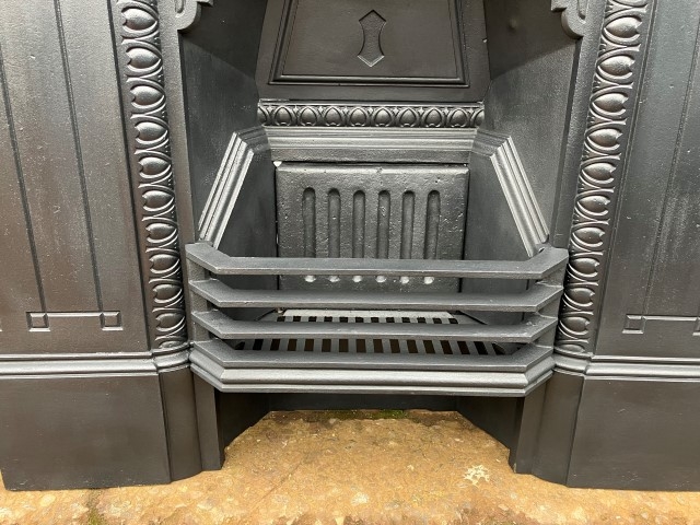 Late Victorian cast iron bedroom grate