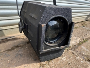 Strand stage light