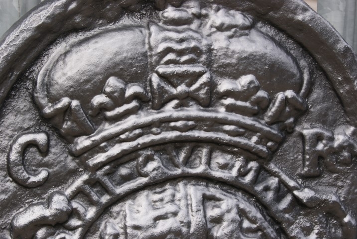 Cast iron fire-back