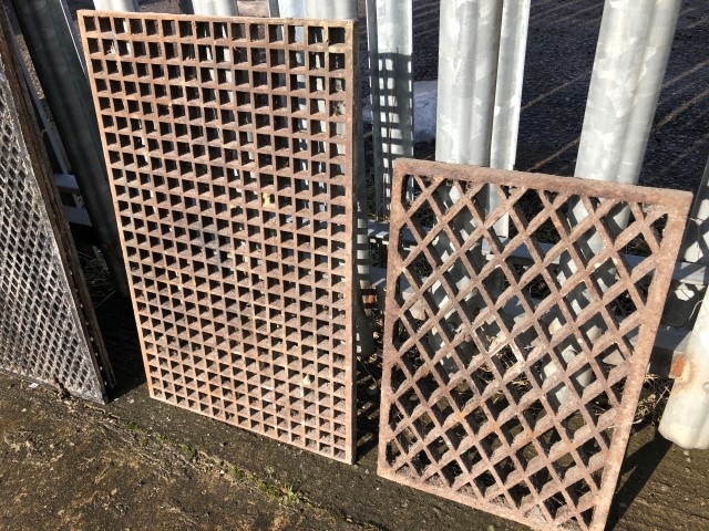 Cast floor grills